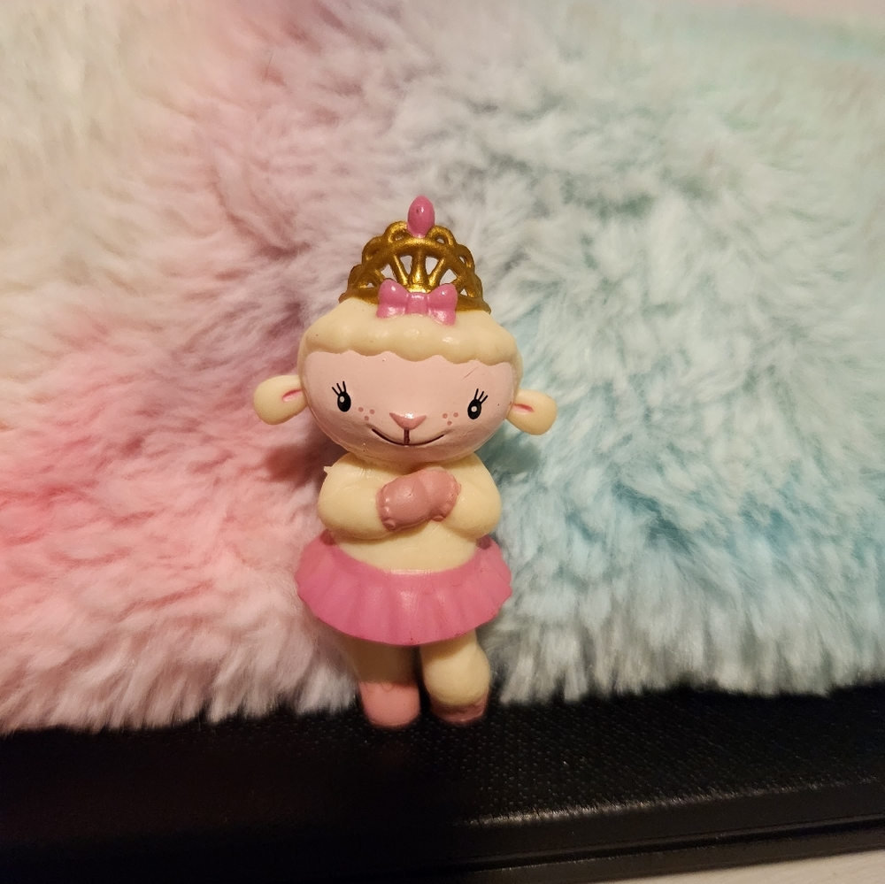 Doc McStuffins Lambie crowned lamb figure.